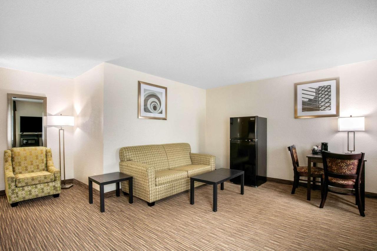 Quality Inn & Suites Metropolis I-24 Eksteriør billede